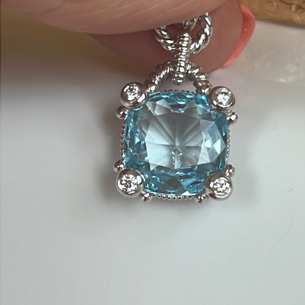 Judith Ripka, 18 karat gold, diamond and blue topaz pendant - Picture 16 of 17